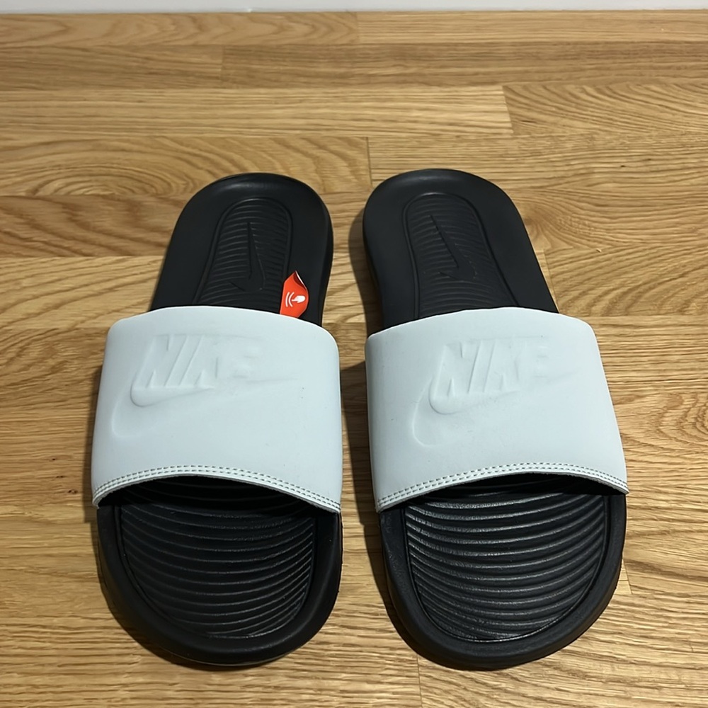 Brand new pair of men’s Nike Victori One Slide size 10 - Picture 3 of 5